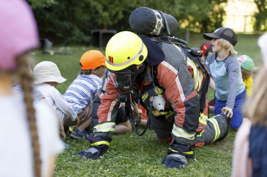 Fotografie: Markus Weinbeck krabbelt mit Kindern über den Boden.