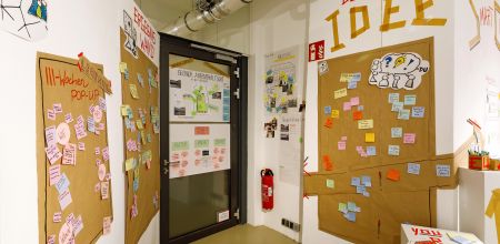 Plakate mit Post-its voller Smart City Ideen