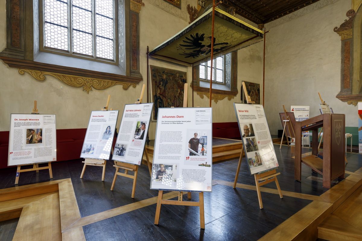 Fotografie: Historischer Reichssaal mit Info-Tafeln
