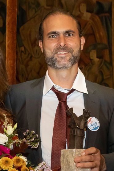 Brückenpreis 2022 - Der Preisträger Michael Buschheuer mit der Skulptur