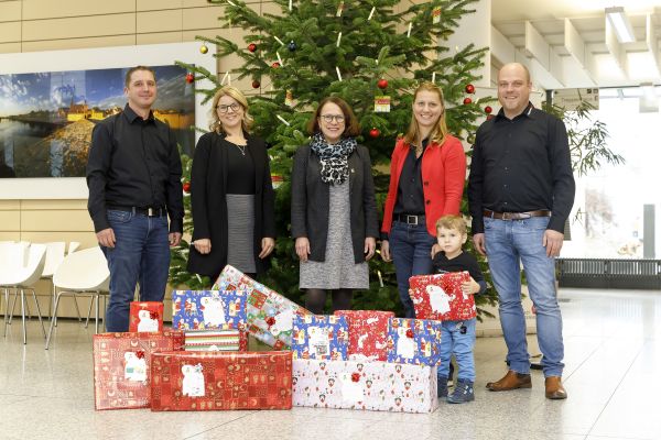 Fotografie- Mitarbeitende der Firma Hagenauer übergeben Kinderbaum Geschenke an Oberbürgermeisterin Gertrud Maltz-Schwarzfischer und Melanie Brunner von der Stiftungsverwaltung