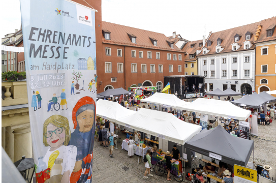 Fotografie: Blick auf den Haidplatz mit Fahne der Ehrenamtsmesse