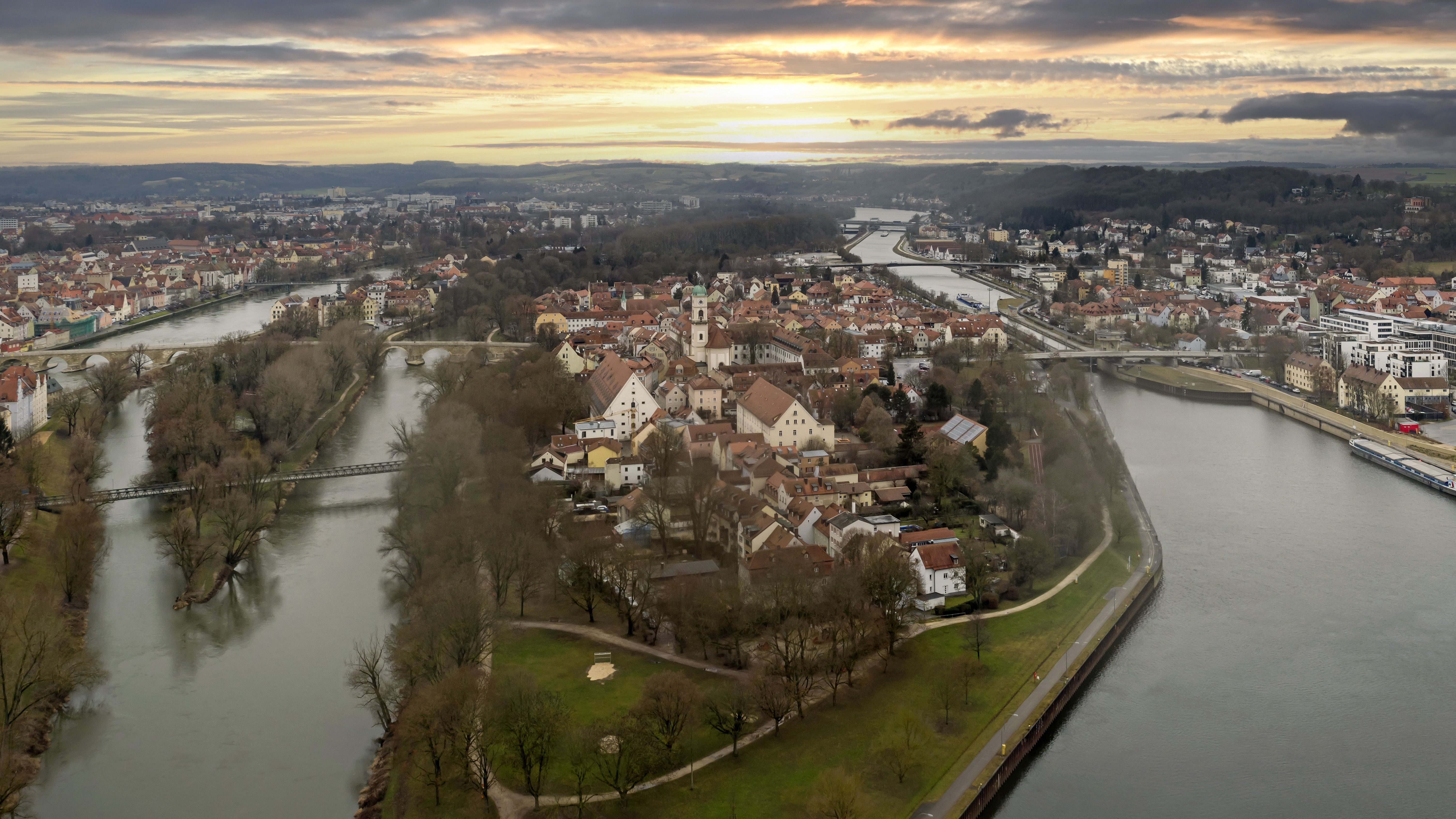 Fotografie: Der Stadtteil ist von allen Seiten von Donauarmen umgeben.