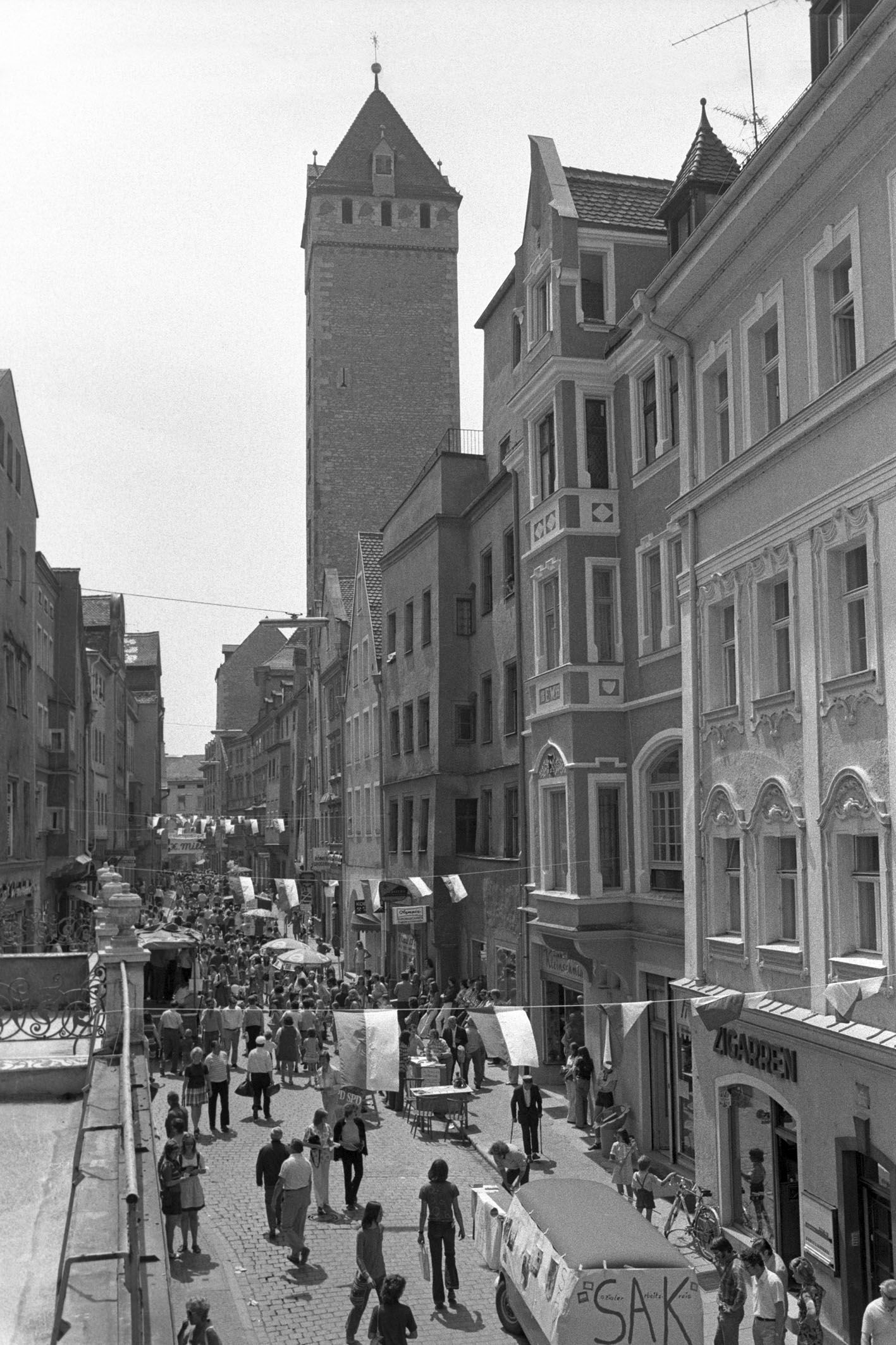 Fotografie: Bunt geschmückte Wahlenstraße