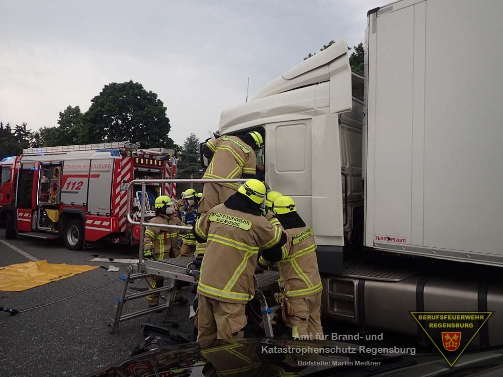 Beschädigter LKW auf der Autobahn, Einsatzkräfte der Berufsfeuerwehr Regensburg befreien den LKW Fahrer.
