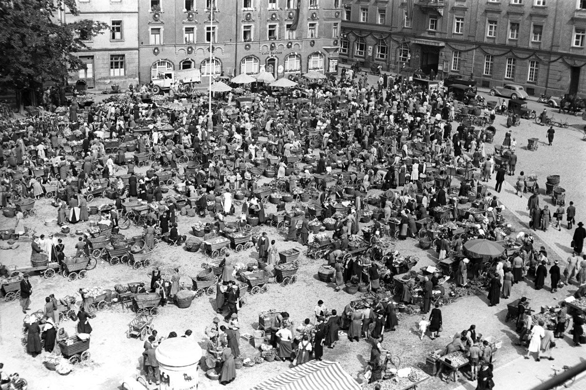 Fotografie: Der große Platz wurde auch für Märkte benutzt (1939).