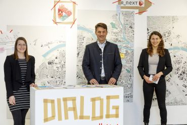Fotografie: Franziska Meier (l.) und Katja Punk mit Wirtschafts-, Wissenschafts- und Finanzreferent Prof. Dr. Georg Stephan Barfuß beim Projektstart