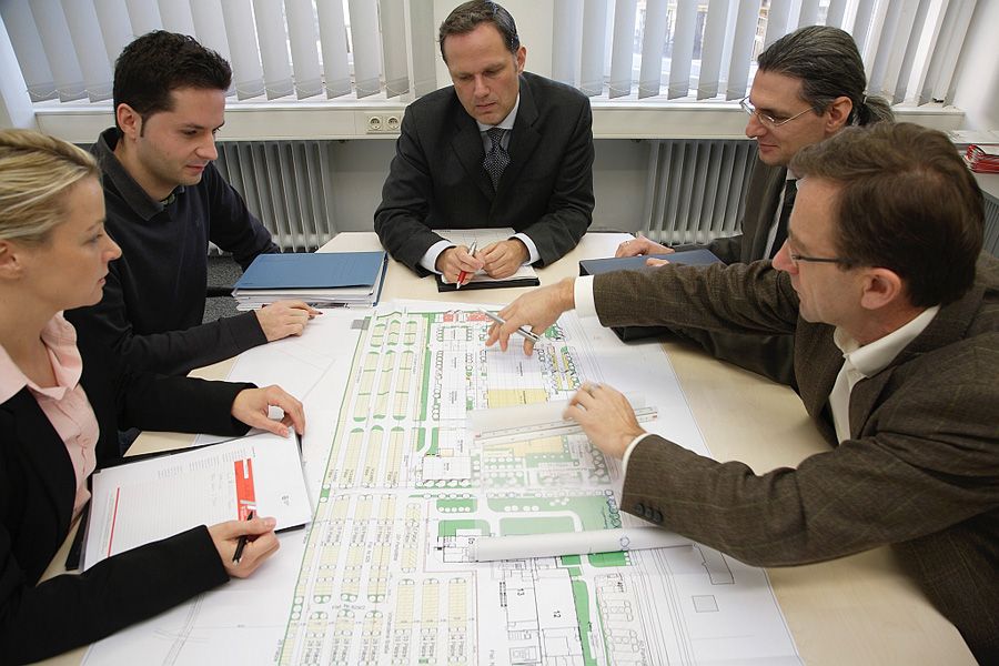 Besprechung mit städtischen Fachstellen und Architekten