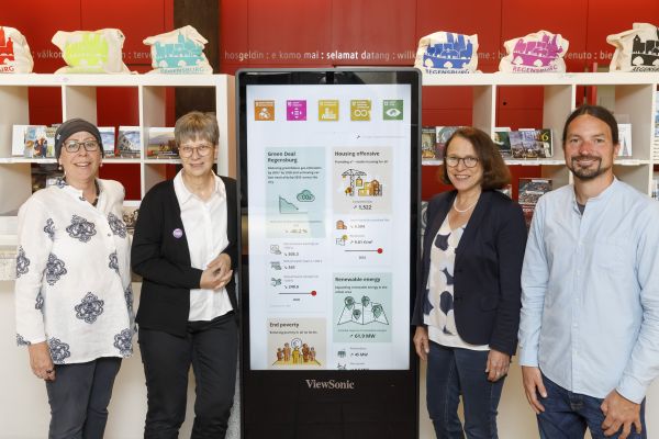 v.l.n.r.: Sabine Teisinger, Sabine Thiele (beide Regensburg Tourismus GmbH) , Oberbürgermeisterin Gertrud Maltz-Schwarzfischer, Michael Grein (Koordinator Kommunaler Entwicklungspolitik Stadt Regensburg) präsentieren die Stele mit dem Dashboard in der Touristinfo.