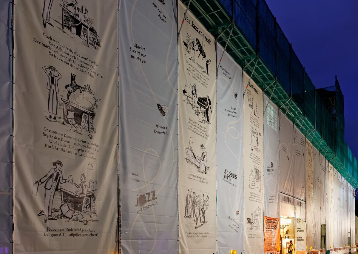 Foto Leerer Beutel mit Kunstplanen wg. Renovierung