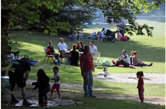 Fotografie: Verschiedene Personengruppen verbringen ihre Freizeit auf einer Wiese im Aberdeen-Park.