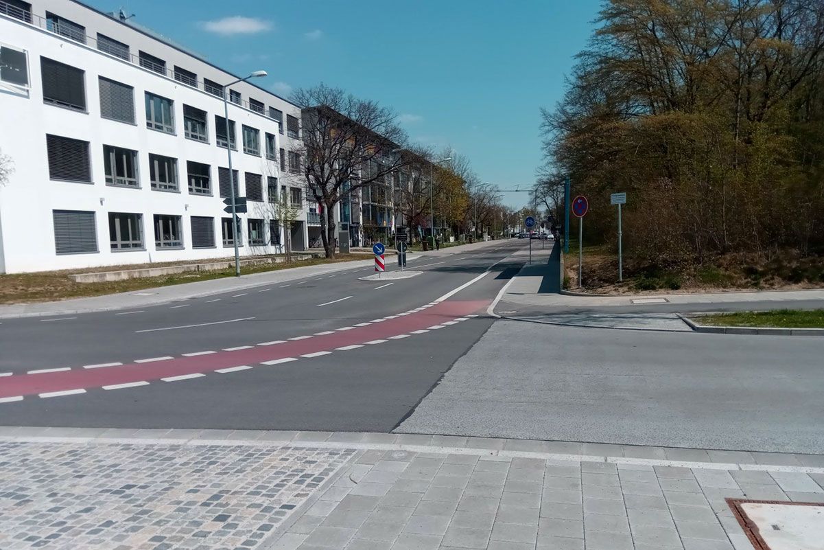 Fotografie - Baumaßnahme Hermann-Köhl-Straße/Wernerwerkstraße - Für den Radverkehr wurde ein Schutzstreifen angelegt. Für die Fußgänger wurde eine Mittelinsel eingebaut, um das Queren der Straße zu erleichtern.                                         