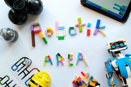 Aus Legosteinen sind die Worte "Robotik Area" gelegt.