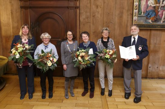 Fotografie: Oberbürgermeisterin Gertrud Maltz-Schwarzfischer mit den Geehrten