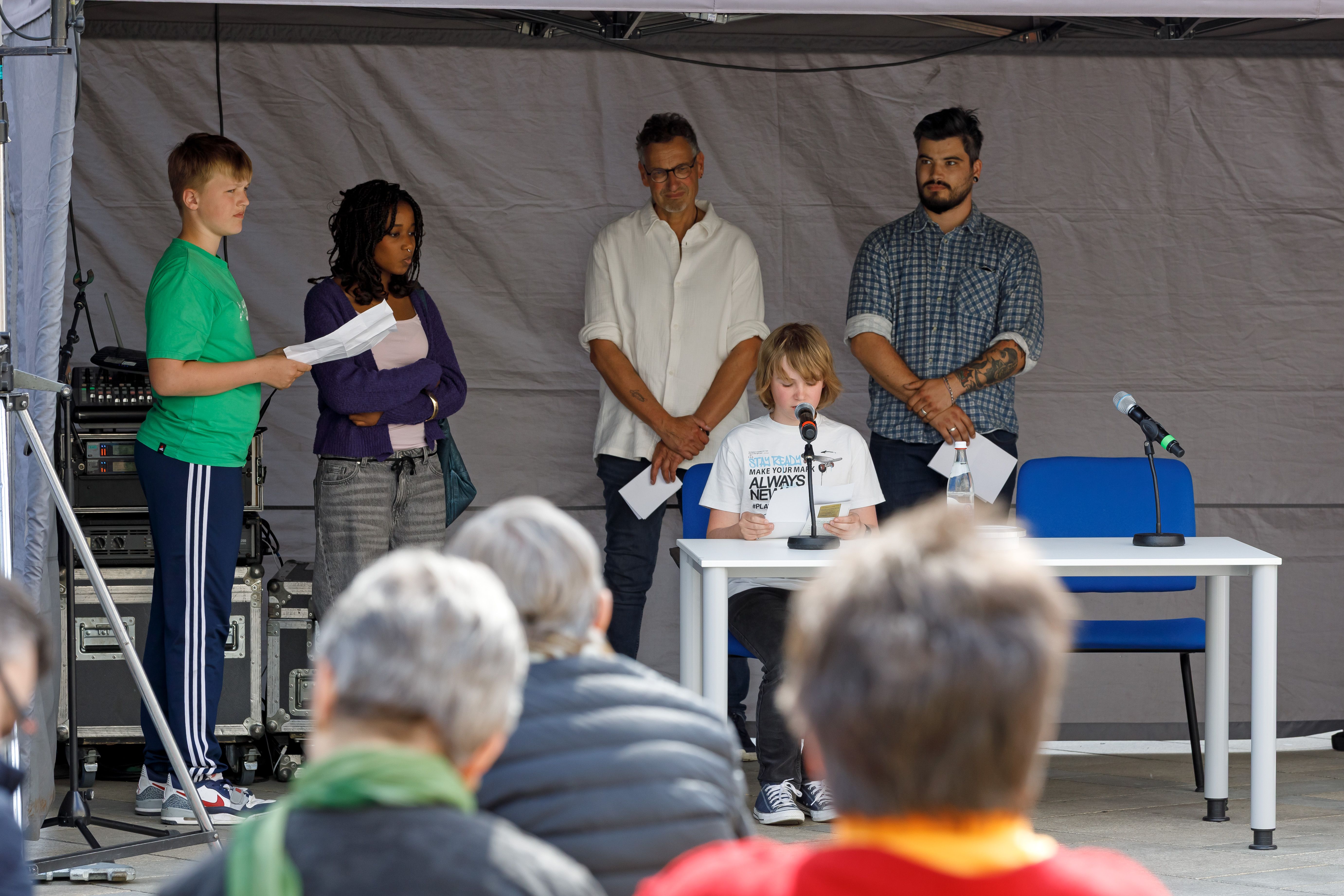 Fotografie: Zum Jahrestag der Bücherverbrennung auf dem Neupfarrplatz am 12. Mai lasen über sechs Stunden lang verschiedenste Menschen jeweils für fünf Minuten aus Büchern vor, die dort 1933 verbrannt worden waren.