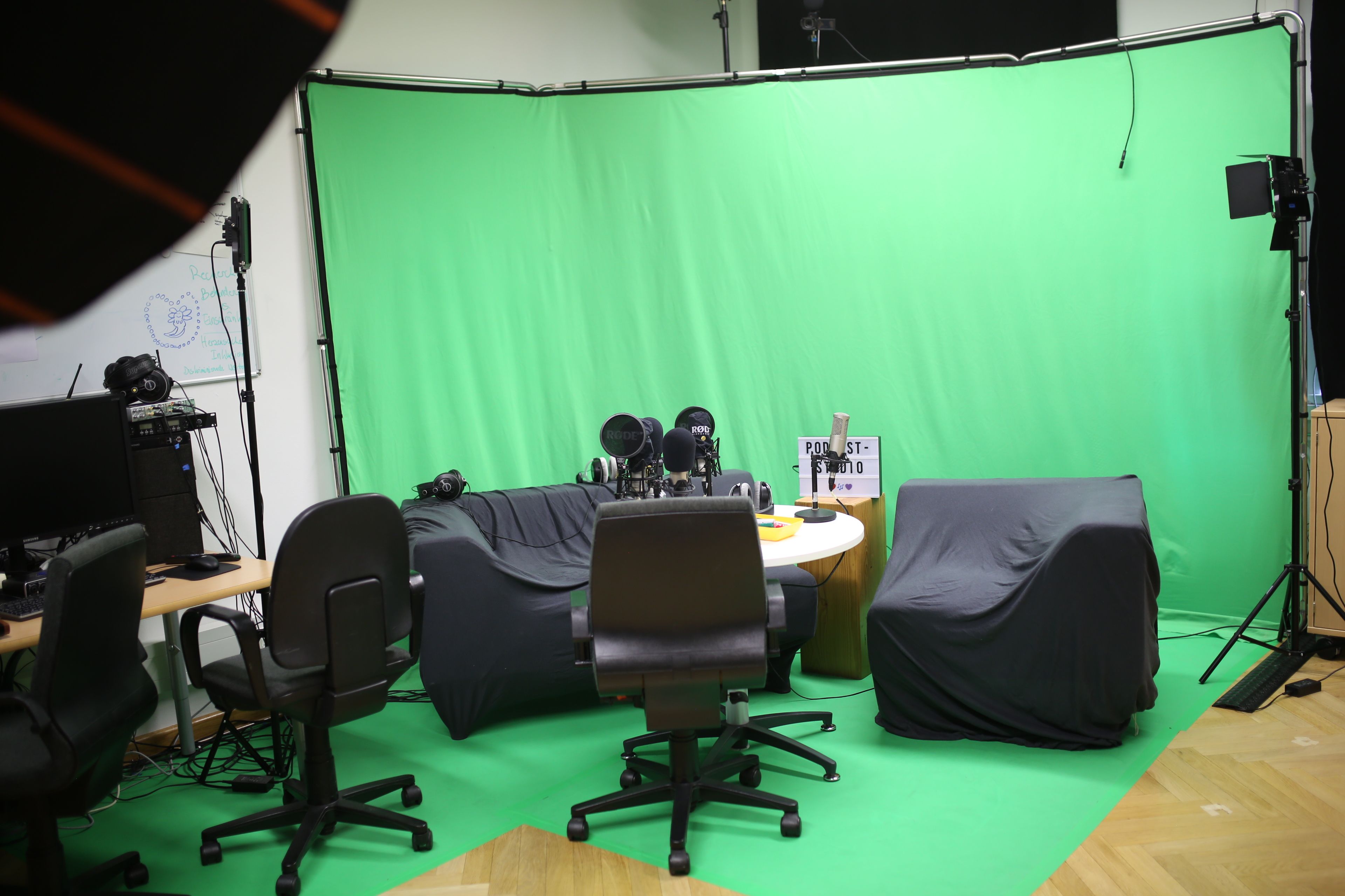 Greenscreen Sofa Sitz und Mikrofonecke
