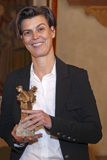 Brückenpreis 2019 - Die Preisträgerin Dr .phil. Carolin Emcke mit der Skulptur