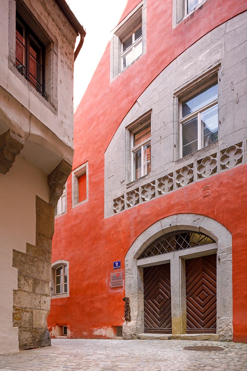 Fotografie - Rote Hauswand in der Straße Roter Herzfleck