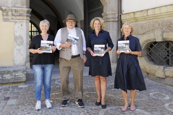 Fotografie: (v. l. n. r.) Elfriede Windpassinger, Manfred Rohm, Bürgermeisterin Astrid Freudenstein, Petra Frauenstein