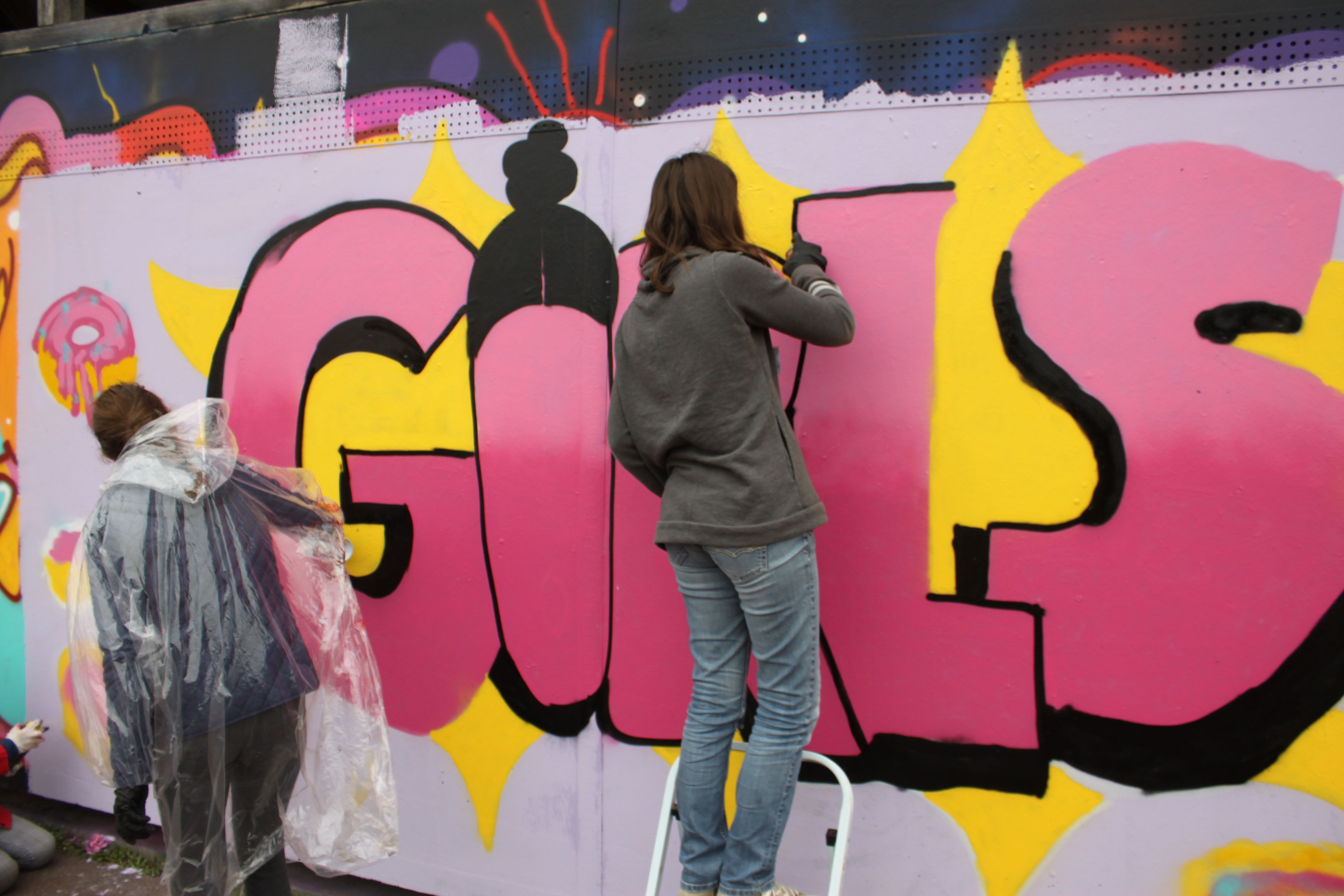 Fotografie: Mädchen gestalten Schriftzug "GIRLS"