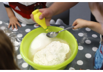 Kinder basteln. In einer Plastikschüssel Mehl und Zitronensaft