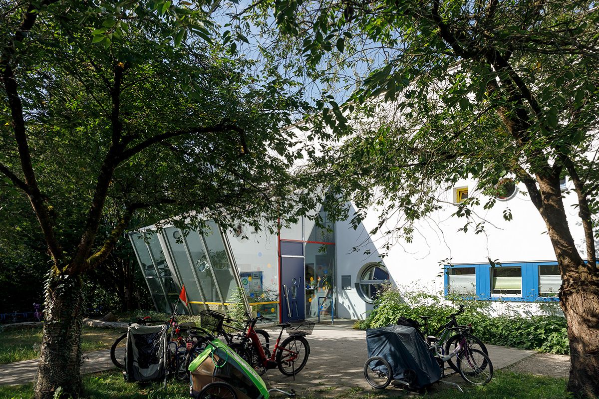 Fotografie: Außenansicht der Kita Burgweinting in der Obertraublinger Straße
