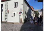 Fotografie - Teilnehmer*innen beim Rundgang an der Ecke vom Schreiberhaus © Elena Großkopf