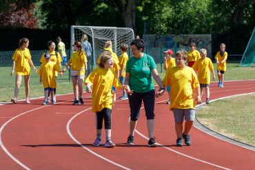 Fotografie - Mehrere Kinder mit Begleitung nach dem Lauftraining