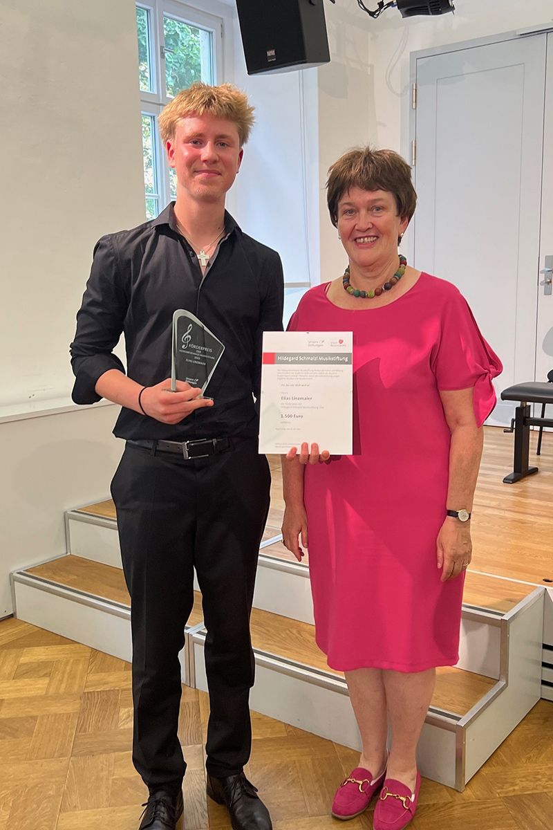 Fotografie -  Stadträtin Bernadette Dechant übergibt Preis an Elias Linzmaier