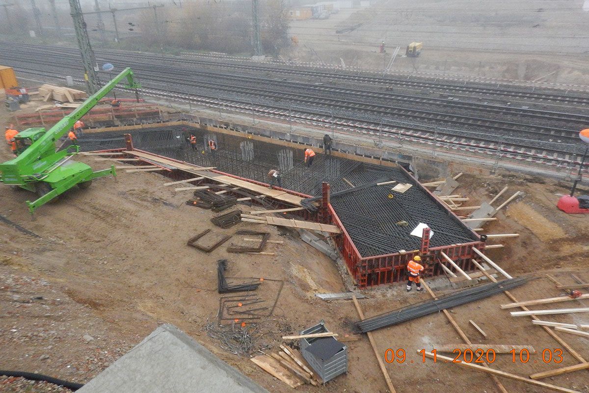 Fotografie – Neubau der Klenzebrücke - Fotografie – Bau einer Fundamentplatte der südlichen Widerlagerwand; im Bild Einbau der Betonbewehrung