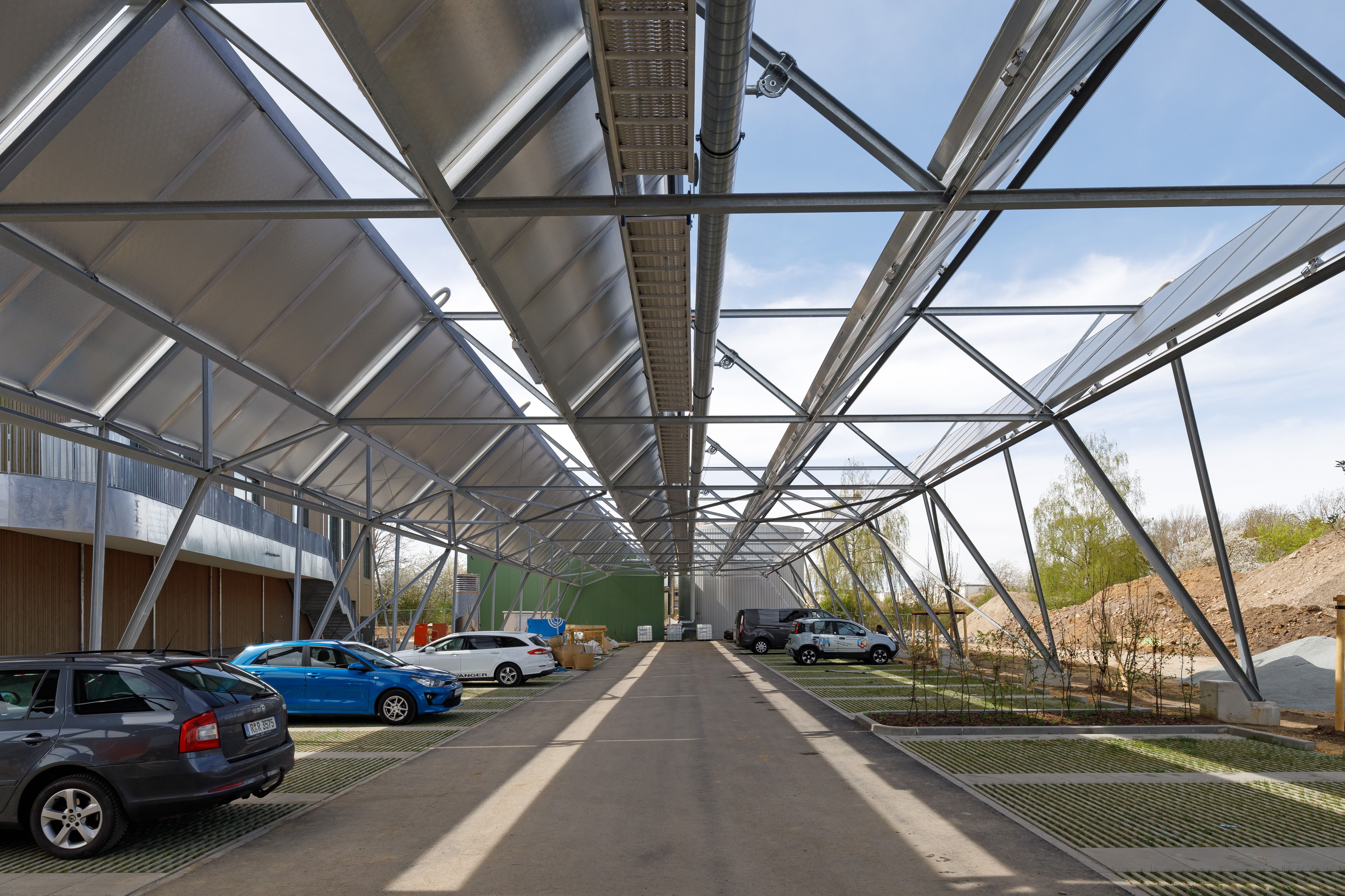 Fotografie: Solarkollektoren über dem kostenlosen Parkplatz sorgen nicht nur für Wärme im Sportpark, sondern auch für Kühle in den darunter abgestellten Fahrzeugen.