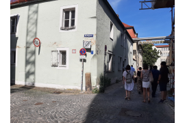 Personen betreten das alte Schreiberhaus am Katharinenplatz