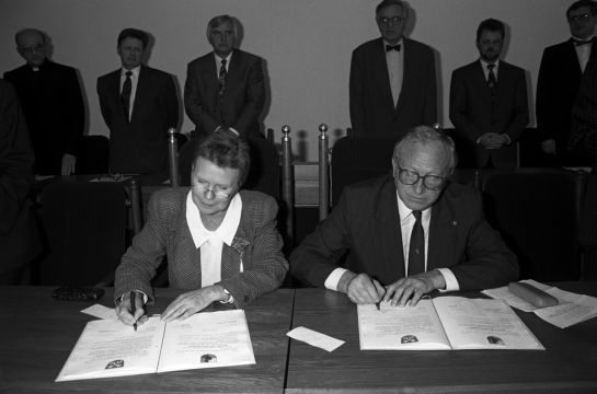 Fotografie: Am 25. September 1993 unterzeichneten die Regensburger Oberbürgermeisterin Christa Meier und ihr Pilsener Amtskollege Prof. Dr. Zdeněk Mraček den Partnerschaftsvertrag.