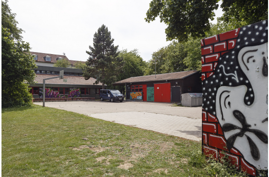 Fotografie - Außenansicht Jugendzentrum mit Bus vor der Tür