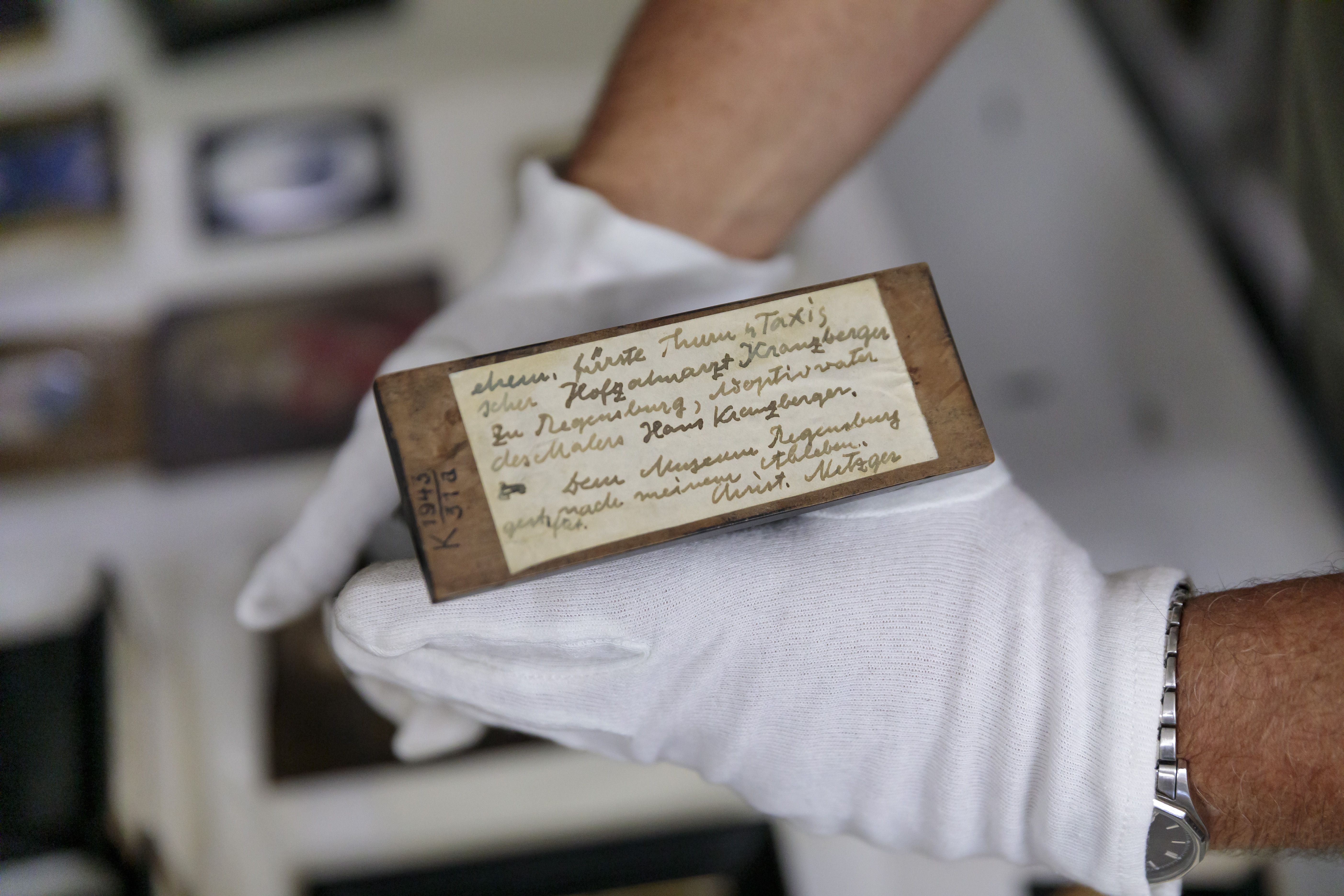 Fotografie: Infos auf einem Museumsobjekt