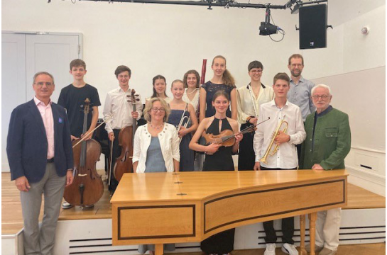 Fotografie: (v. l. n. r.) Kulturreferent Wolfgang Dersch, Christiana Schmidbauer, Leiterin des Amtes für allgemeine Stiftungsverwaltung, Ralph Müller und Arthur Pfoser (Mitglieder der Auswahljury) mit den Preisträgerinnen und Preisträgern