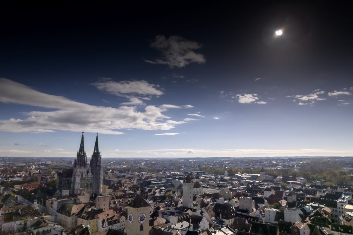Fotografie: Blick auf die Regensburger Altstadt während der partiellen Sonnenfinsternis am 25. Oktober 2022.