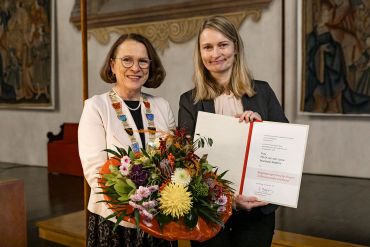 Fotografie - Eva-Maria Leeb - Preis für Frauen in Wissenschaft und Kunst 2023 - Oberbürgermeisterin Gertrud Maltz-Schwarzfischer und Dr. rer. nat. Laura Manelyte-Aldehni