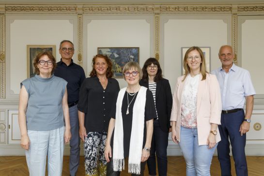 Fotografie: (V. l. n. r.) Prof. Dr. Birgit Eiglsperger, Kulturreferent Wolfgang Dersch, Luise Kinseher, Dr. Ulrike Lorenz, Dr. Verena Hein, Kristina Pöschl und Roland Büchner. Es fehlte krankheitsbedingt Johannes Reitmeier. Er wurde telefonisch zugeschaltet.