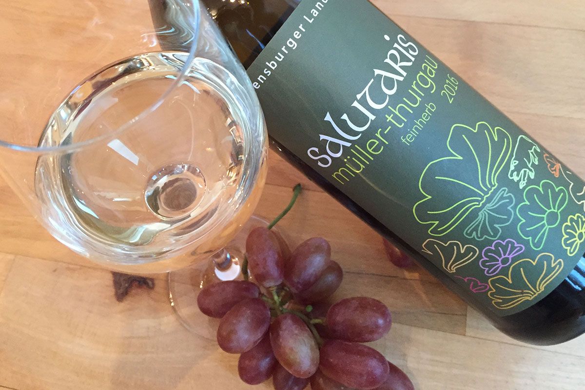 Fotografie: Salutaris-Flasche mit Glas und Weintrauben