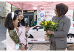 Die Oberbürgermeisterin erhält ein Blumengeschenk von zwei Mädchen