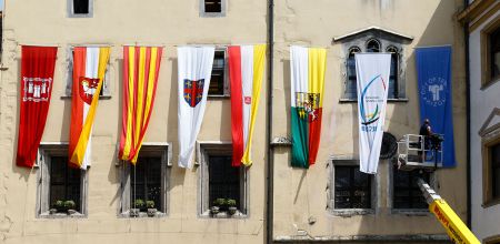Themenbild Partnerstädte - Fotografie - Flaggen der Partnerstädte am Alten Rathaus