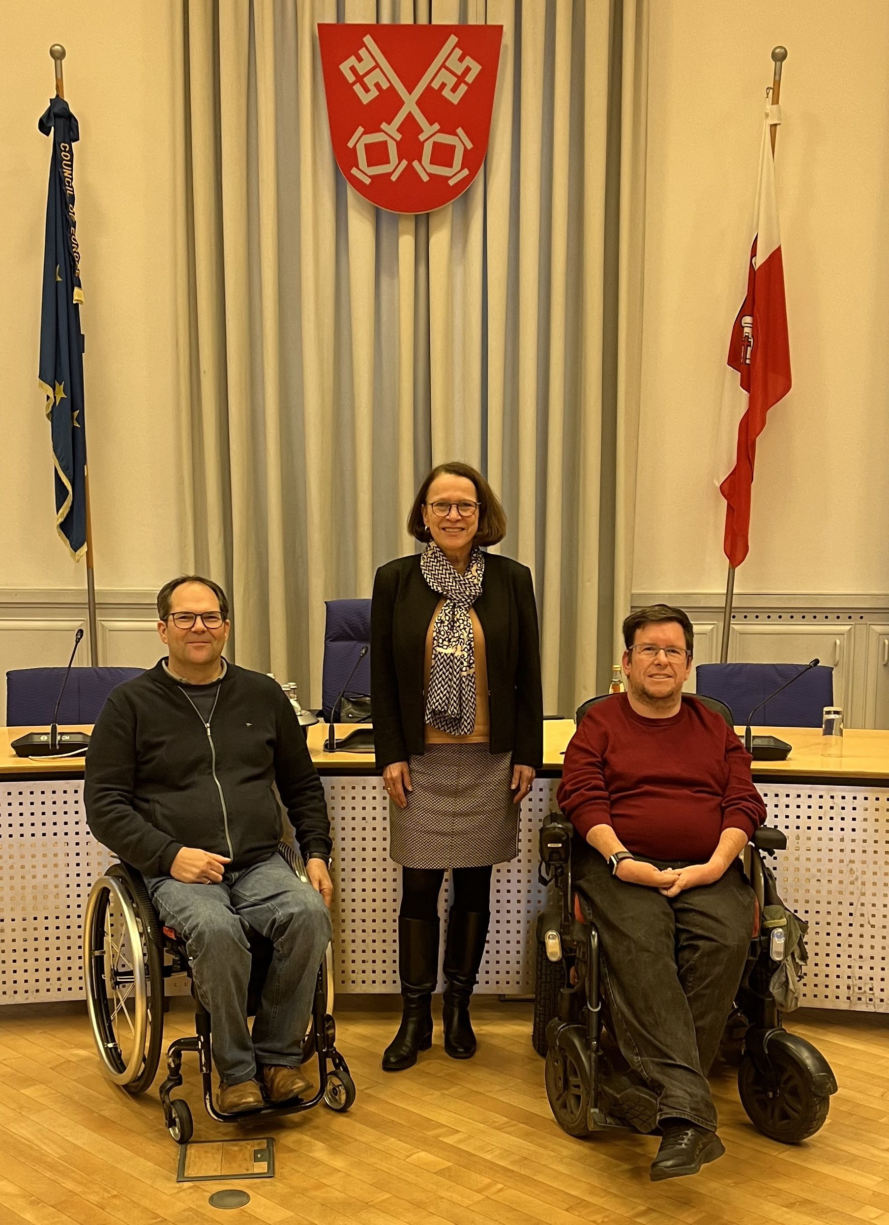 Fotografie – (v.l.) Der Sprecher des Inklusionsbeirates, Florian Stangl, zusammen mit der Beiratsvorsitzenden, Oberbürgermeisterin Gertrud Maltz-Schwarzfischer, und dem Inklusionsbeauftragten der Stadt Regensburg, Frank Reinel.
