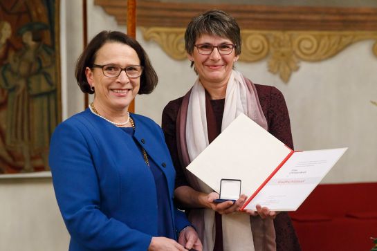 Stadtschlüssel 2019 - Preisträgerin Christa Weiß mit Bürgermeisterin Gertrud Maltz-Schwarzfischer