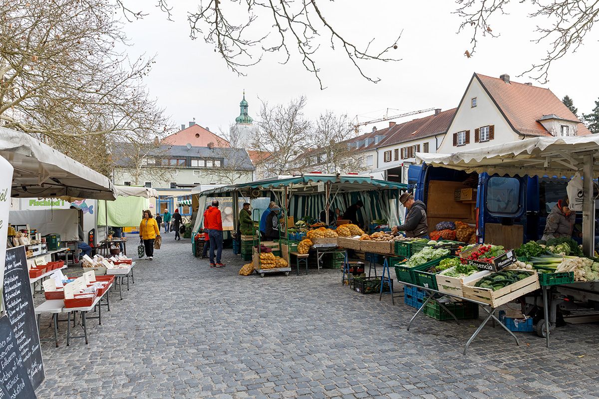 Fotografie - Blick auf Verkaufsstände des Marktes in Kumpfmühl