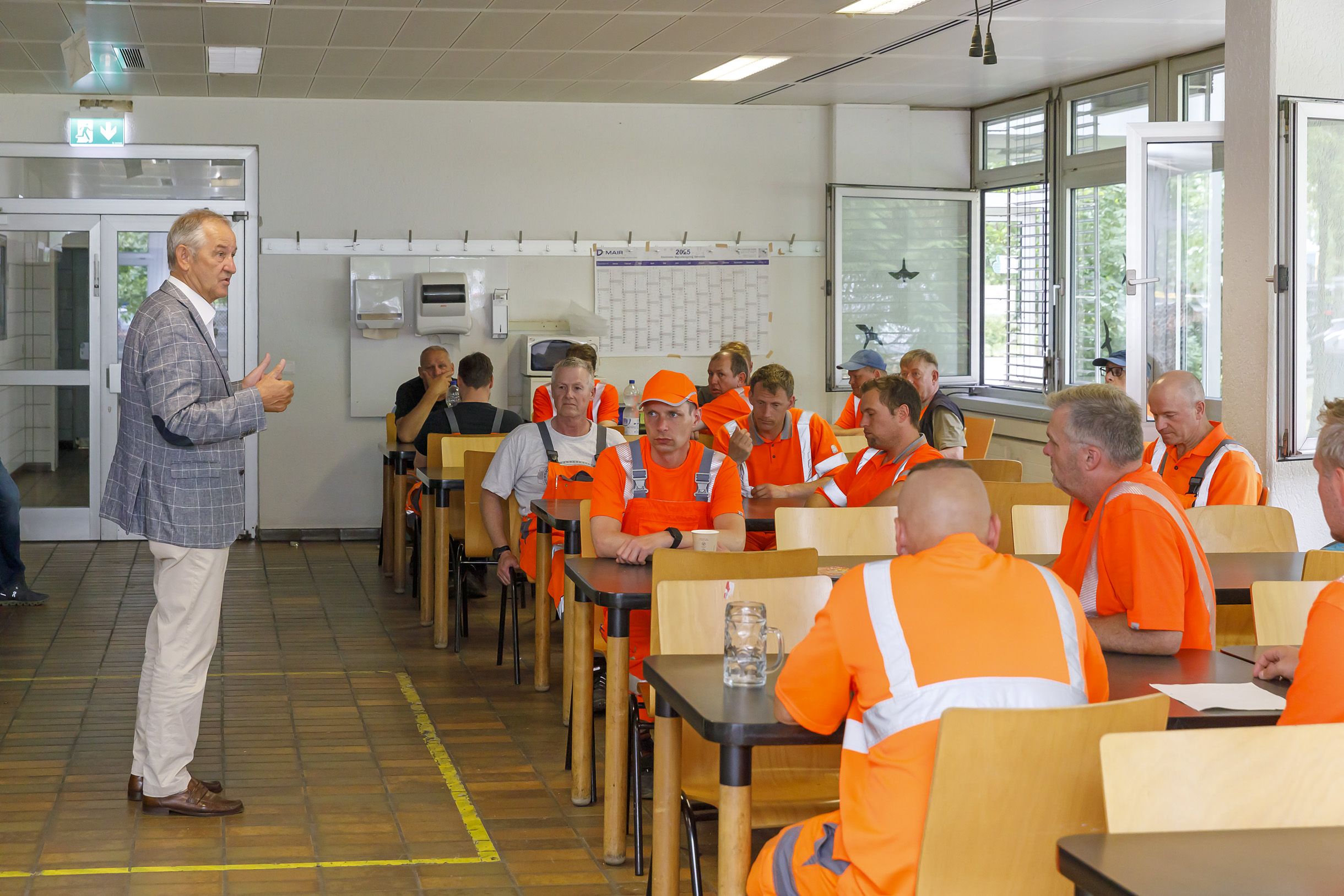 Fotografie – Bürgermeister Ludwig Artinger dankte dem Team der Stadtreinigung für ihren Einsatz beim diesjährigen Bürgerfest. Bei seinem Besuch vor Ort brachte er für die fleißigen Helfenden Leberkässemmeln mit.