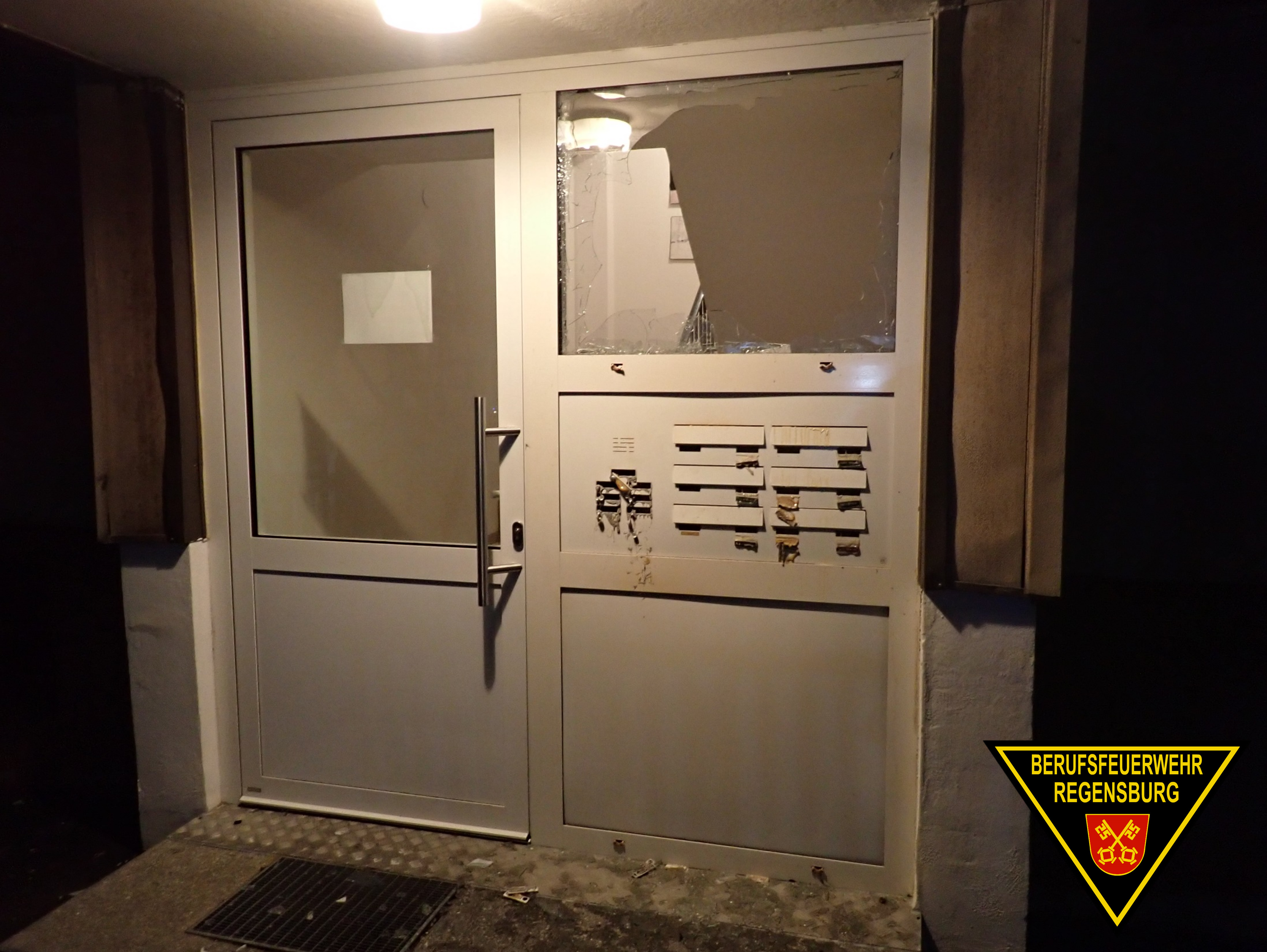 Geschmolzene Klingelschilder am Nachbarhaus