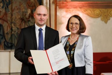 Fotografie - Verleihung des Hochschulpreises 2024 an Dr. Martin Berger; im Bild mit Oberbürgermeisterin Gertrud Maltz-Schwarzfischer