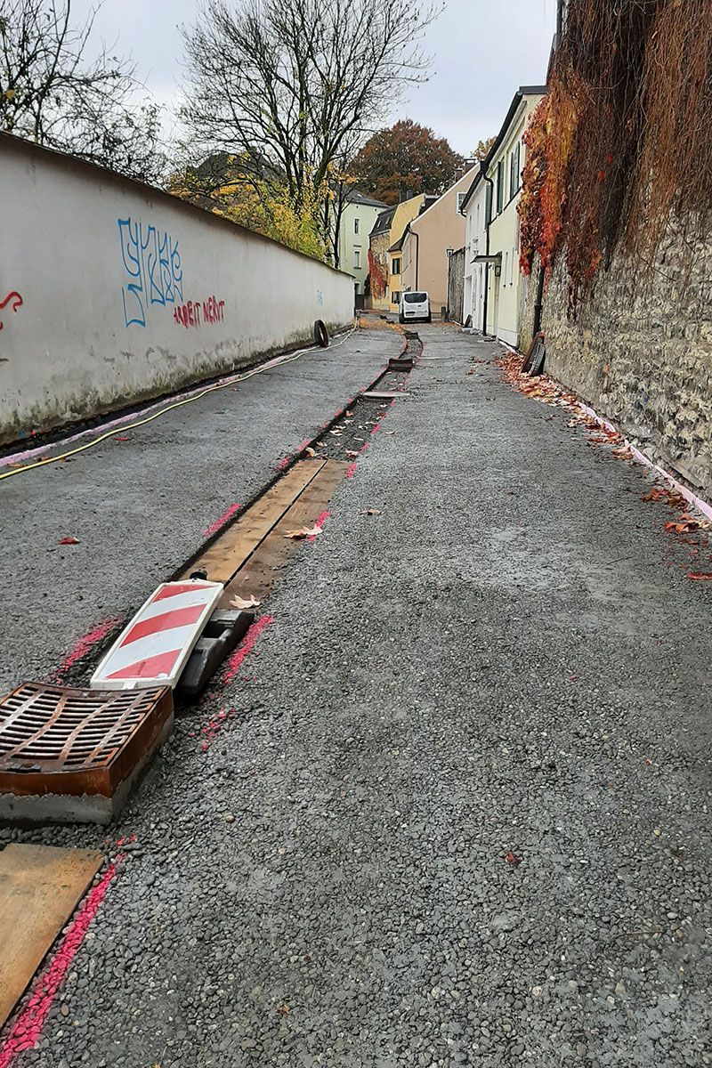 Fotografie - Fertige 20 cm Drainbetontragschicht inkl. Aussparung für die 2-zeilige Hirschlinger Rinne 