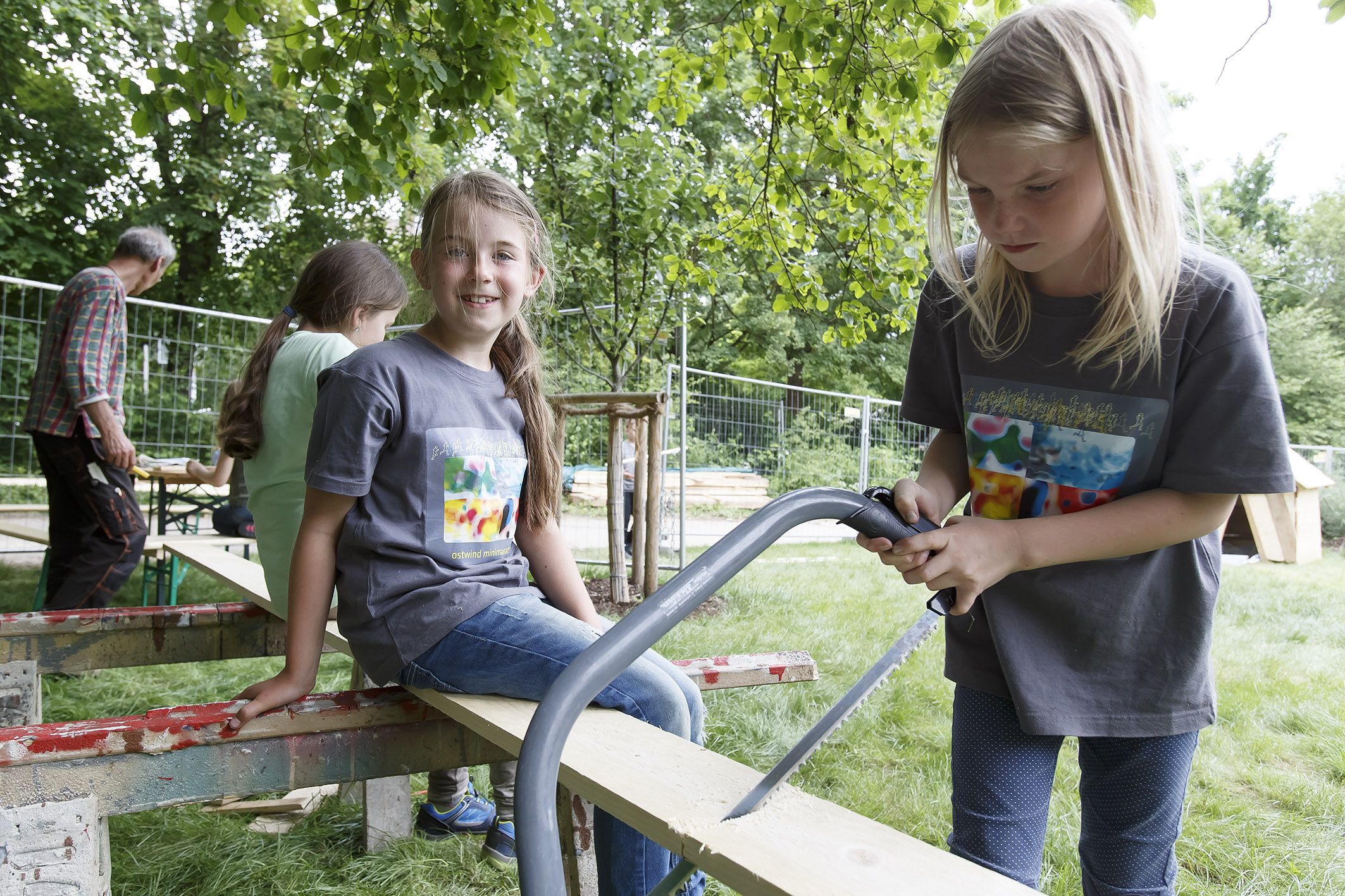 Fotografie: Kinder werken auf dem Bauspielplatz im Brixen-Park.